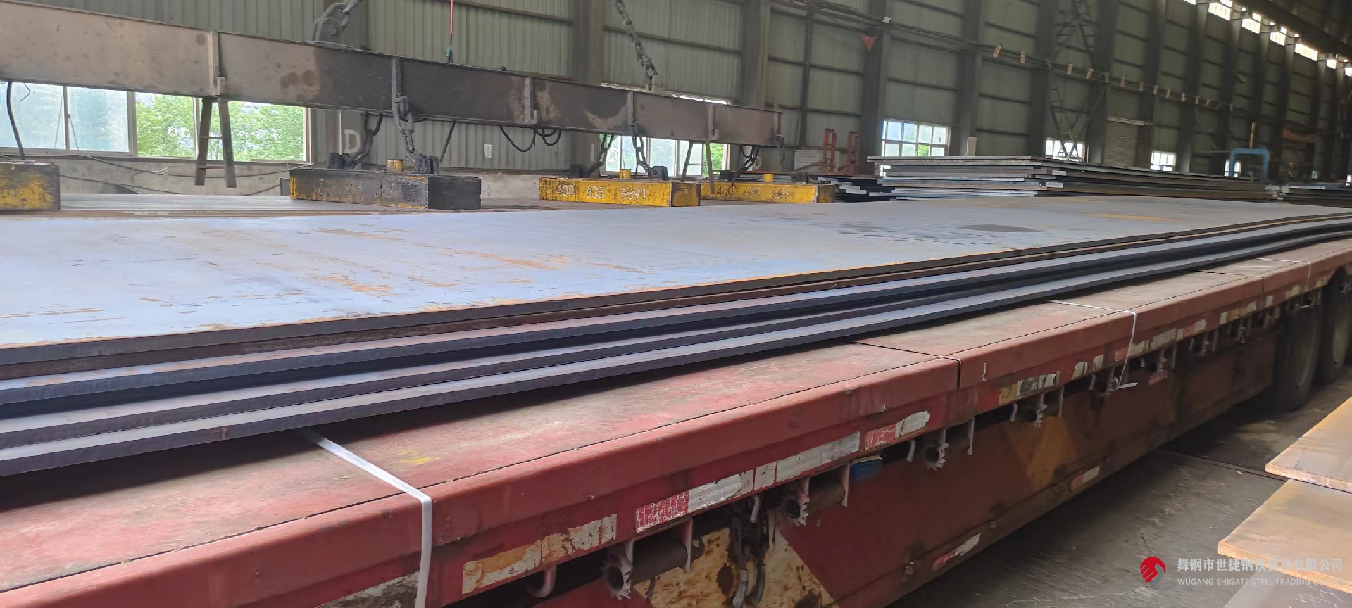 近日,河鋼集團(tuán)舞鋼公司生產(chǎn)的低合金容器鋼板本體性能檢驗(yàn)順利通過(guò)ABS(美國(guó)船級(jí)社)的認(rèn)證,認(rèn)證等級(jí)達(dá)到Q345R-Z35及SA516Gr70-Z35級(jí)別,認(rèn)證厚度為50mm和100mm。這標(biāo)志著舞鋼的低合金容器鋼板生產(chǎn)能力跨上新臺(tái)階,實(shí)現(xiàn)了船用鋼板的新突破,對(duì)于開辟新的利潤(rùn)增長(zhǎng)點(diǎn)具有重要意義。 微信圖片_20230606202625.jpg 舞鋼始終堅(jiān)持以客戶為中心,瞄準(zhǔn)客戶的高端、個(gè)性化要求,有針對(duì)性的采用對(duì)應(yīng)的生產(chǎn)工藝技術(shù)實(shí)施研發(fā)生產(chǎn),保證了低合金容器鋼性能的穩(wěn)步提升,全年生產(chǎn)量在46.6萬(wàn)噸以上,供貨量較上年增長(zhǎng)50%,被廣泛應(yīng)用于國(guó)內(nèi)知名用戶的大型設(shè)備制造,極大地鞏固和提高了舞鋼在容器鋼研發(fā)生產(chǎn)領(lǐng)域的行業(yè)領(lǐng)先地位。 自2023年起,按照ABS規(guī)范的要求,船用Ⅰ類壓力容器需進(jìn)行工廠認(rèn)證。因此,開展低合金容器鋼的ABS認(rèn)證成為企業(yè)必然選擇。然而,厚規(guī)格的低合金容器鋼板要通過(guò)船級(jí)社認(rèn)證,必須進(jìn)行拉伸、沖擊、彎曲、時(shí)效、焊接、CTOD、NDT等10余項(xiàng)性能檢測(cè),困難超乎想象。 舞鋼研發(fā)人員迎難而上,充分查閱相關(guān)文獻(xiàn)資料,通過(guò)合理設(shè)計(jì)成分、強(qiáng)化鑄坯加熱工藝保證、實(shí)施大壓下軋制控制以及優(yōu)化熱處理工藝等措施,保證了100mm厚、在-60℃環(huán)境下鋼板芯部沖擊功≥120吉焦,各項(xiàng)性能檢驗(yàn)一次性合格,順利完成鋼板本體性能檢驗(yàn)的ABS認(rèn)證工作。 近日,河鋼集團(tuán)舞鋼公司生產(chǎn)的低合金容器鋼板本體性能檢驗(yàn)順利通過(guò)ABS(美國(guó)船級(jí)社)的認(rèn)證,認(rèn)證等級(jí)達(dá)到Q345R-Z35及SA516Gr70-Z35級(jí)別,認(rèn)證厚度為50mm和100mm。這標(biāo)志著舞鋼的低合金容器鋼板生產(chǎn)能力跨上新臺(tái)階,實(shí)現(xiàn)了船用鋼板的新突破,對(duì)于開辟新的利潤(rùn)增長(zhǎng)點(diǎn)具有重要意義。 微信圖片_20230606202625.jpg 舞鋼始終堅(jiān)持以客戶為中心,瞄準(zhǔn)客戶的高端、個(gè)性化要求,有針對(duì)性的采用對(duì)應(yīng)的生產(chǎn)工藝技術(shù)實(shí)施研發(fā)生產(chǎn),保證了低合金容器鋼性能的穩(wěn)步提升,全年生產(chǎn)量在46.6萬(wàn)噸以上,供貨量較上年增長(zhǎng)50%,被廣泛應(yīng)用于國(guó)內(nèi)知名用戶的大型設(shè)備制造,極大地鞏固和提高了舞鋼在容器鋼研發(fā)生產(chǎn)領(lǐng)域的行業(yè)領(lǐng)先地位。 自2023年起,按照ABS規(guī)范的要求,船用Ⅰ類壓力容器需進(jìn)行工廠認(rèn)證。因此,開展低合金容器鋼的ABS認(rèn)證成為企業(yè)必然選擇。然而,厚規(guī)格的低合金容器鋼板要通過(guò)船級(jí)社認(rèn)證,必須進(jìn)行拉伸、沖擊、彎曲、時(shí)效、焊接、CTOD、NDT等10余項(xiàng)性能檢測(cè),困難超乎想象。 舞鋼研發(fā)人員迎難而上,充分查閱相關(guān)文獻(xiàn)資料,通過(guò)合理設(shè)計(jì)成分、強(qiáng)化鑄坯加熱工藝保證、實(shí)施大壓下軋制控制以及優(yōu)化熱處理工藝等措施,保證了100mm厚、在-60℃環(huán)境下鋼板芯部沖擊功≥120吉焦,各項(xiàng)性能檢驗(yàn)一次性合格,順利完成鋼板本體性能檢驗(yàn)的ABS認(rèn)證工作。