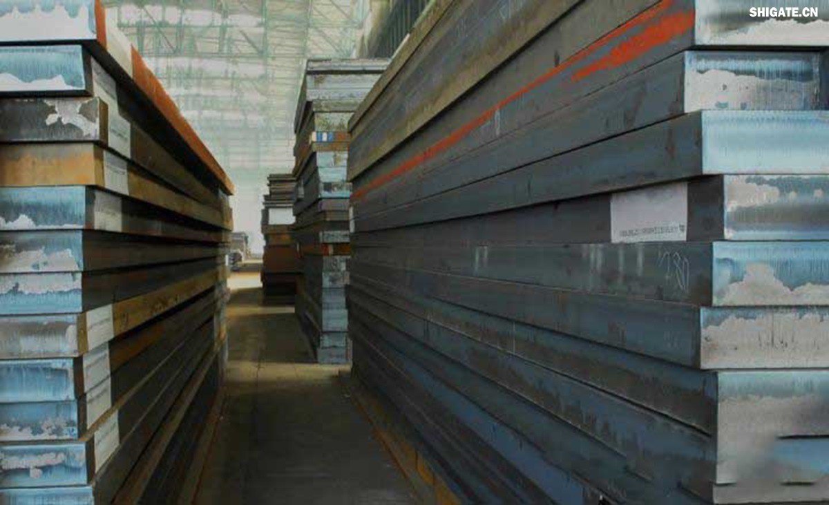 河鋼舞鋼積極發揮技術優勢,打造更多“單打冠軍”產品。成立高難要求SA516Gr70小微攻關團隊,采用專用成分設計、一體化特殊工藝,攻克相關技術難題,不斷提高產品質量,研發出更高技術含量的高附加值產品,滿足客戶的個性化需求。在今年5月,河鋼舞鋼為客戶研發出厚度203mm、技術含量在當時均創同類鋼板之更的高性能SA516Gr70,助力我國重點PTA(精對苯二甲酸)項目建設。短短三個月,便再次實現突破,成功生產304mm厚SA516Gr70鋼板,實現高難要求容器用鋼SA516Gr70從8mm到304mm厚度規格的全覆蓋。鋼板具備優良沖擊溫度性能,可廣泛應用于常溫到零下52攝氏度的環境,耐高溫模焊時間可達26小時。產品不僅在重點工程項目得到應用,還遠銷海外,獲得市場高度認可。 河鋼舞鋼積極發揮技術優勢,打造更多“單打冠軍”產品。成立高難要求SA516Gr70小微攻關團隊,采用專用成分設計、一體化特殊工藝,攻克相關技術難題,不斷提高產品質量,研發出更高技術含量的高附加值產品,滿足客戶的個性化需求。在今年5月,河鋼舞鋼為客戶研發出厚度203mm、技術含量在當時均創同類鋼板之更的高性能SA516Gr70,助力我國重點PTA(精對苯二甲酸)項目建設。短短三個月,便再次實現突破,成功生產304mm厚SA516Gr70鋼板,實現高難要求容器用鋼SA516Gr70從8mm到304mm厚度規格的全覆蓋。鋼板具備優良沖擊溫度性能,可廣泛應用于常溫到零下52攝氏度的環境,耐高溫模焊時間可達26小時。產品不僅在重點工程項目得到應用,還遠銷海外,獲得市場高度認可。